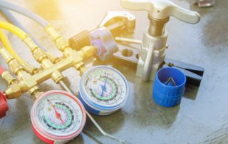 This image shows the equipment used to measure the freon of an aircon.